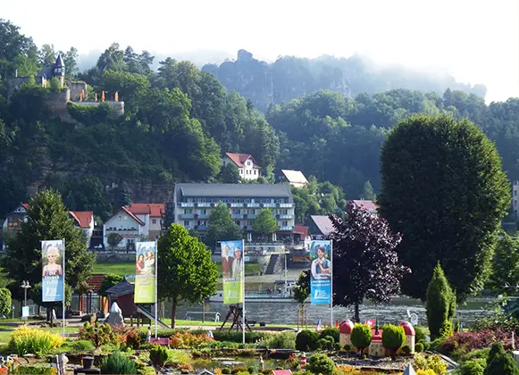 Eisenbahnwelten im Kurort Rathen - Blick von der Anlage zu umliegenden Berg